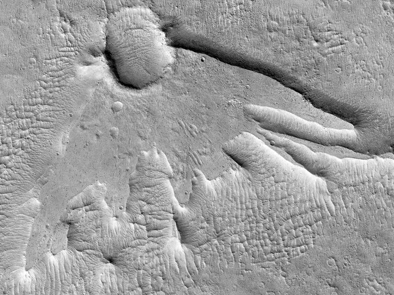 على كوكب المريخ ، تبدو هذه الحفرة وكأنها بصمة ديناصور أو طائر أسطوري 1-1841