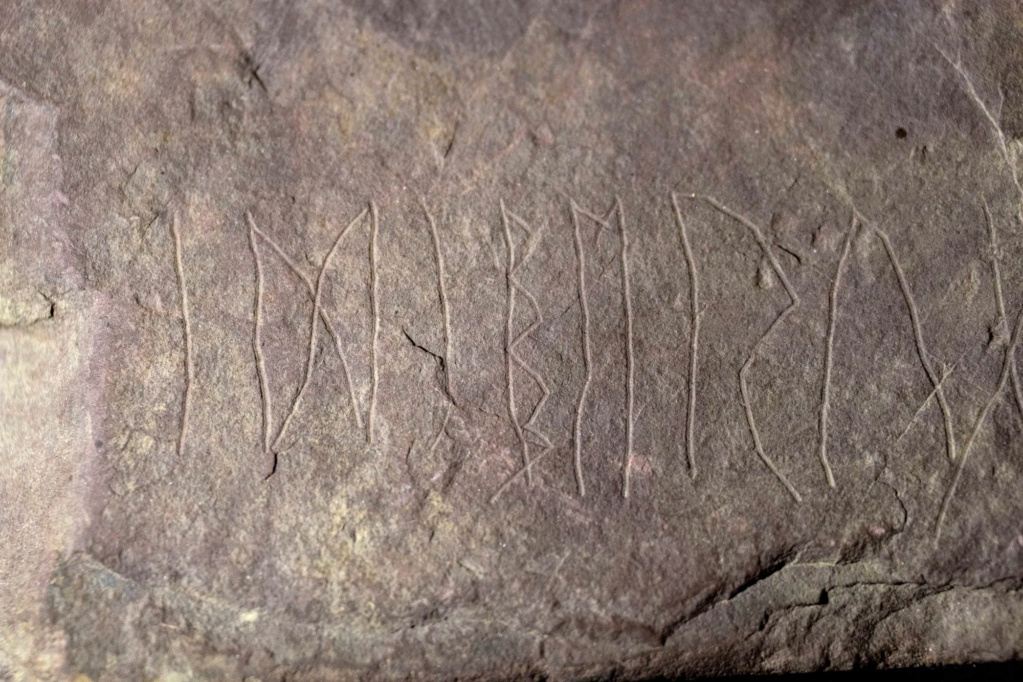 La découverte de la plus ancienne pierre inscrite au monde révèle les symboles d'une langue ancienne 1-1981