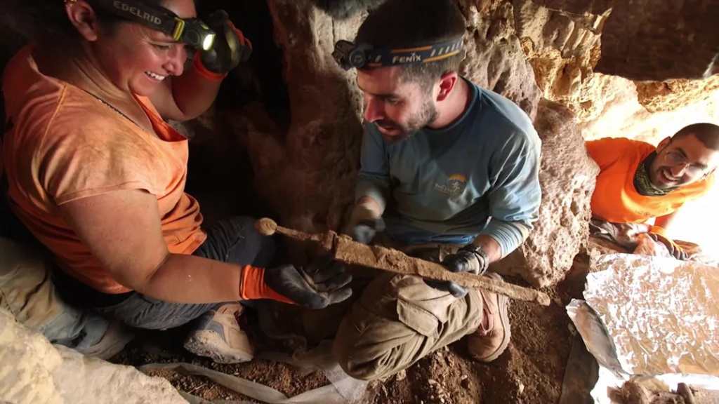 باحثون يعثرون على أربعة سيوف رومانية عمرها 1900 عام في البحر الميت 1-2175