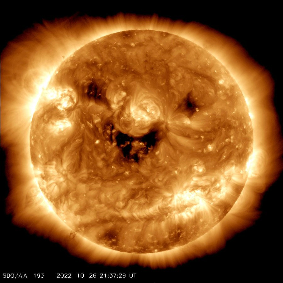 ناسا تشرح ظاهرة "الشمس المبتسمة" وتكشف عن عواصف شمسية مرتقبة 1-25