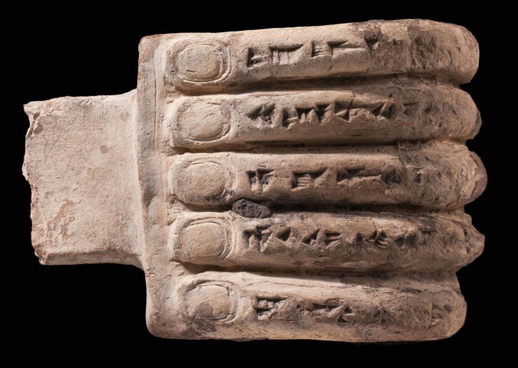 يد الطين الآشورية: شاهد على عظمة الإمبراطورية الآشورية 1-2572
