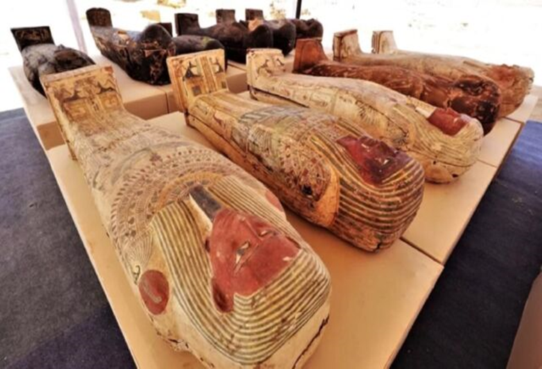 توابيت نادرة... وبردية من «كتاب الموتى» في كشف مصري كبير 1-2730