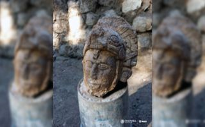 يظهر تمثال مذهل لمحارب من المايا يرتدي خوذة ثعبان في مدينة تشيتشن إيتزا بولاية يوكاتان 1-2756