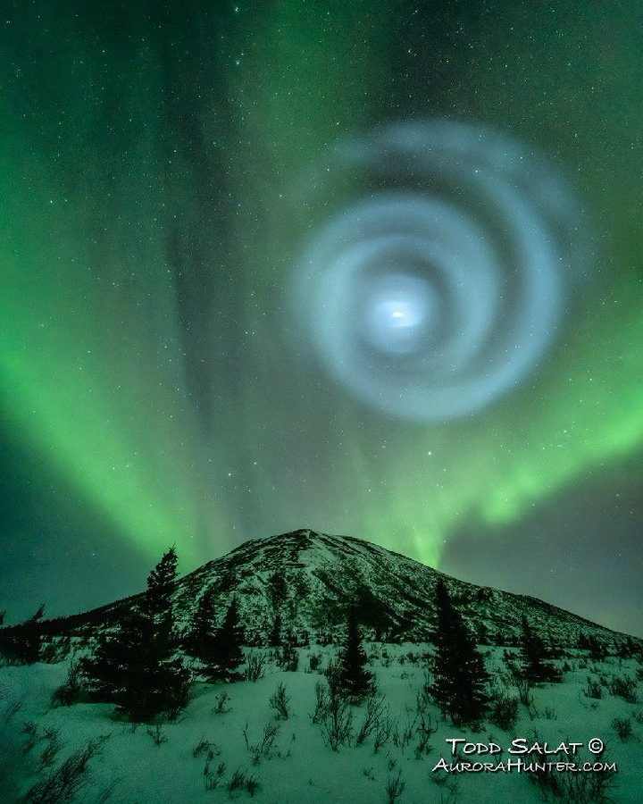 لوحظ حلزوني أزرق مذهل في سماء ألاسكا 1-285
