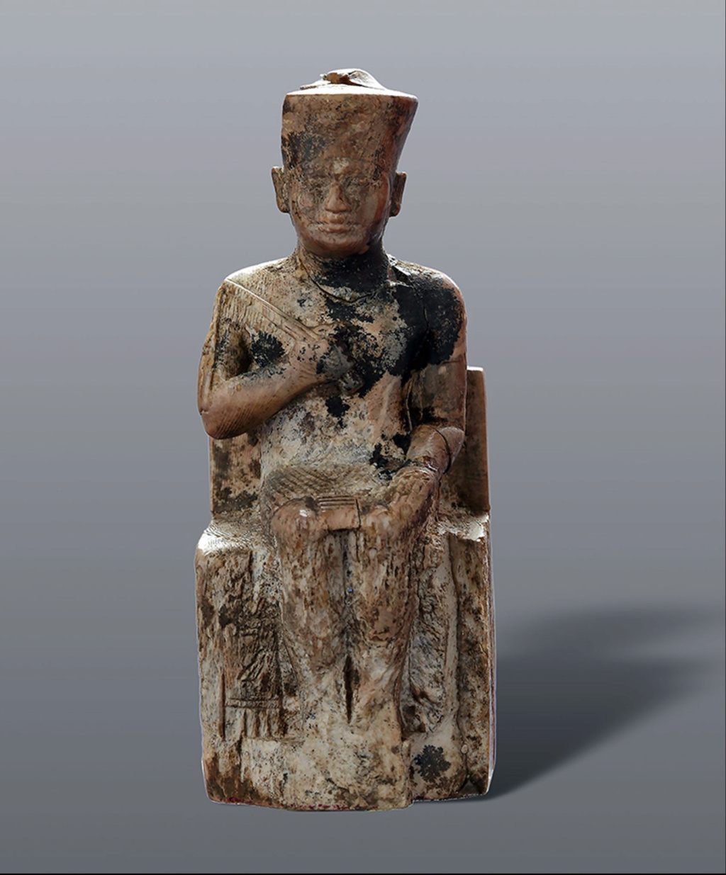 تمثال صغير لصاحب أخر عجائب الدنيا السبع (الهرم الاكبر) 1-2884