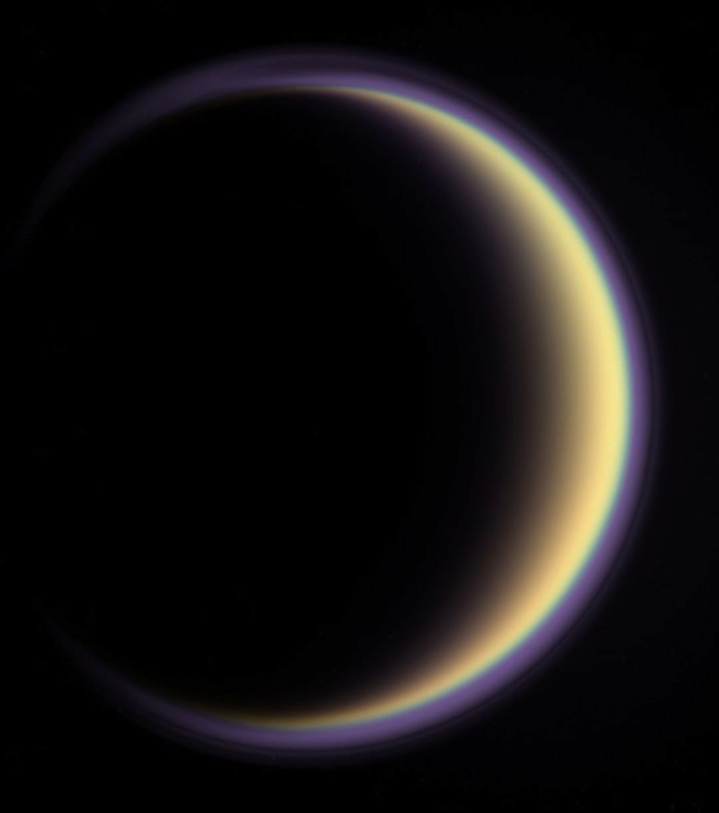 القمر تيتان عملاق أقمار كوكب زحل  1-2897