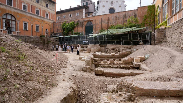 اكتشاف أنقاض مسرح قديم في روما 1-460