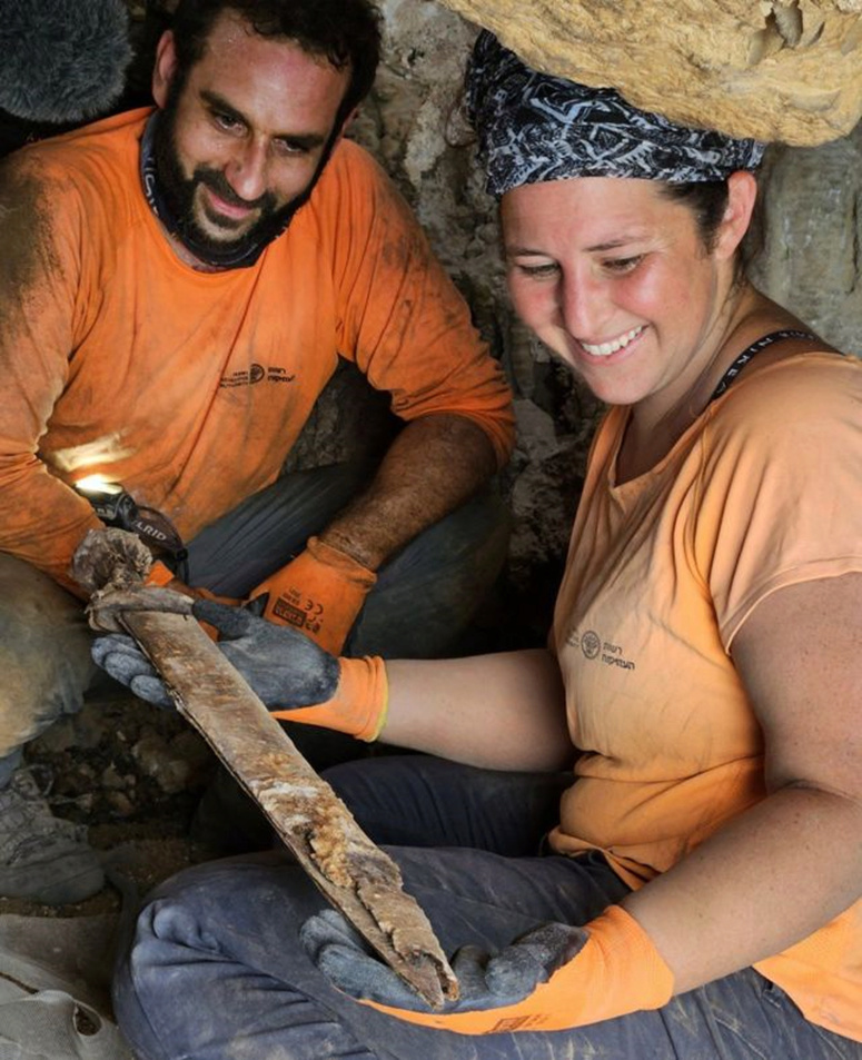 باحثون يعثرون على أربعة سيوف رومانية عمرها 1900 عام في البحر الميت 1-491