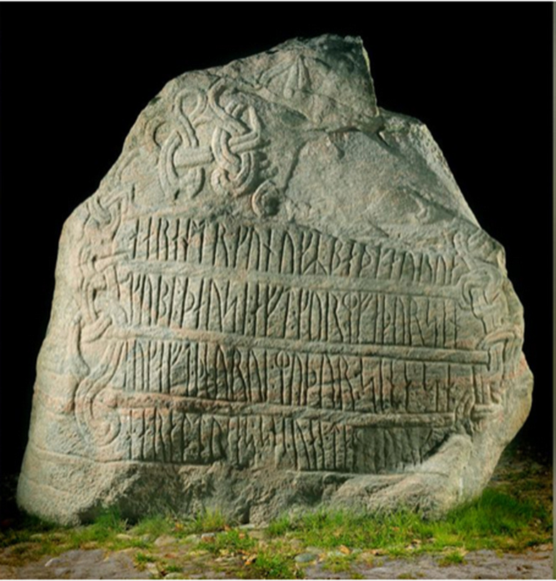 يكشف تحليل Jelling Stone عن اسم كارفر الحجر الروني ويحدد ملكة الفايكنج القوية 1-563