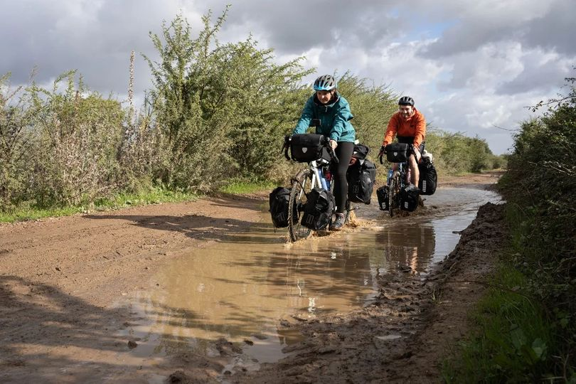 مُتّجِهان نحو داكار.. فرنسيان يعبُران الساحل الجزائري على دراجة هوائية 1-628