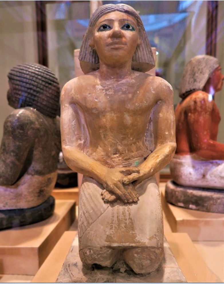 تمثال راكع للكاهن كامكيد  1-675