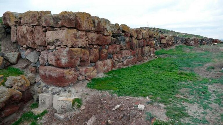 أرمينيا..العثور على قبر قديم غامض لرجل وامرأة 1-737