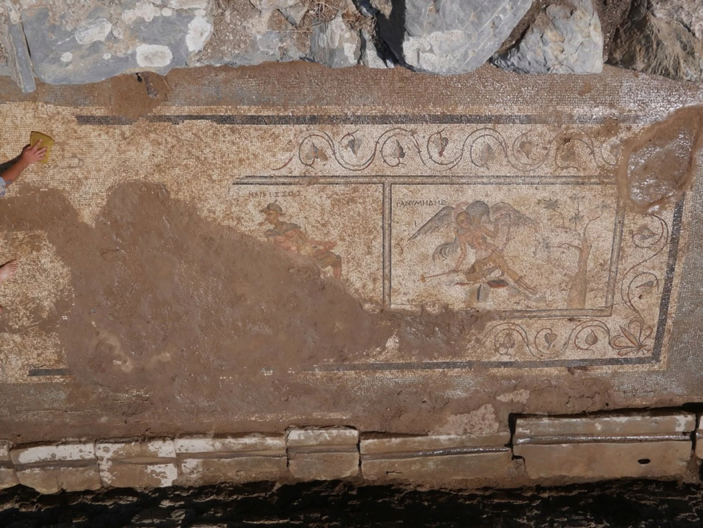 مرحاض أثري روماني اكتُشف مؤخراً، وُجد أنه يعج بالنكت القذرة 1-97
