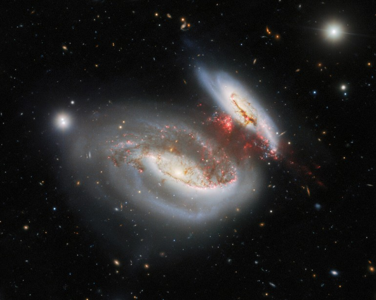Image spectaculaire d'une collision entre deux galaxies 1-976