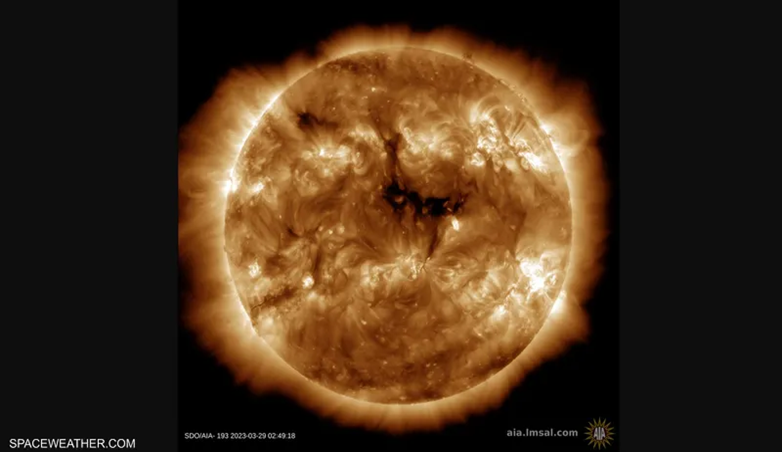 Les scientifiques attendent l'effet des vents solaires sur la planète après avoir pénétré d'énormes taches du soleil 1-986