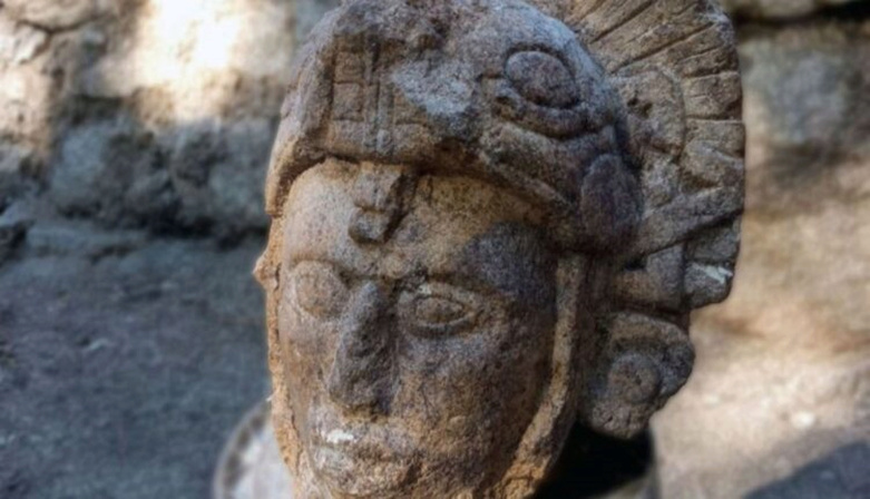 يظهر تمثال مذهل لمحارب من المايا يرتدي خوذة ثعبان في مدينة تشيتشن إيتزا بولاية يوكاتان 11208