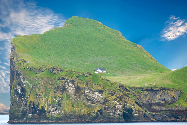  The story of the most isolated house in the world, built about 70 years ago 11229