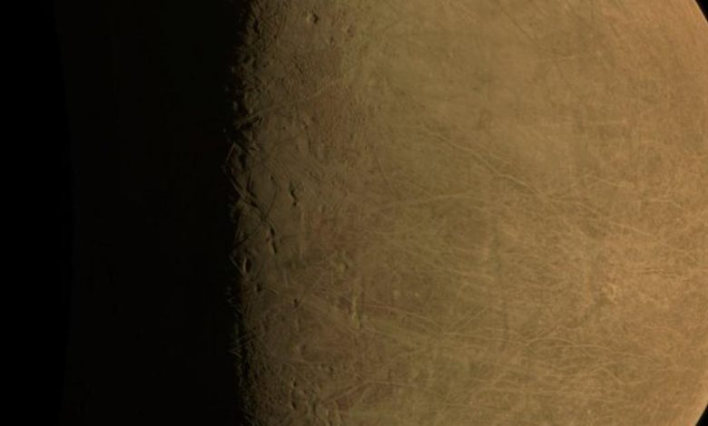 مركبة “ناسا” تصل لأقرب نقطة من قمر المشتري “يوروبا” 11324