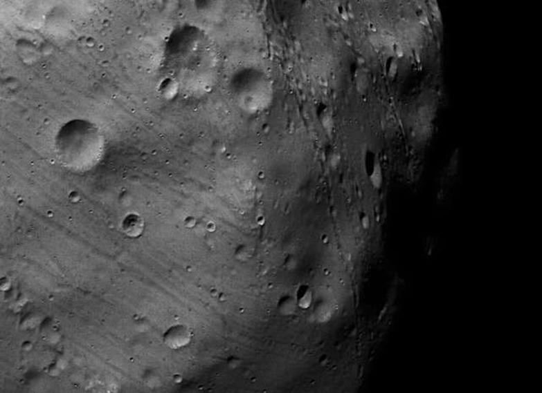  مركبة فضائية وقمر “الخوف” المريخي يكشف عن هياكل غريبة “مخيفة” داخله 11496