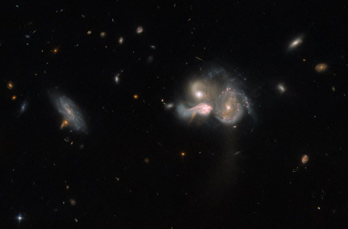 يلتقط هابل صورة لا تصدق لثلاث مجرات على وشك الاصطدام 11789
