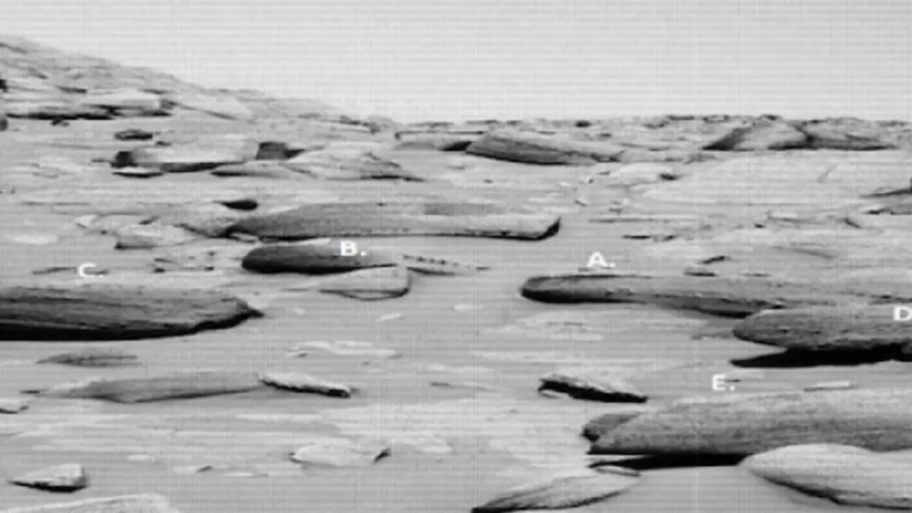 Diverses photos prises par un rover sur Mars d'objets non fabriqués par l'homme 12211