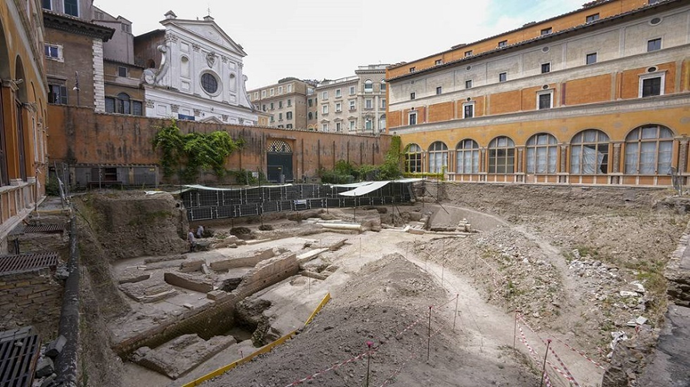 اكتشاف أنقاض مسرح قديم في روما 12319