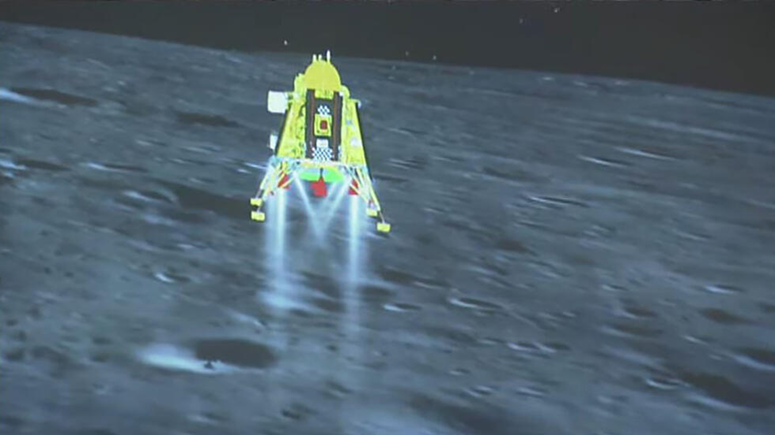 المسبار الهندي براجيان يبدأ مهمته في استكشاف القمر 12333