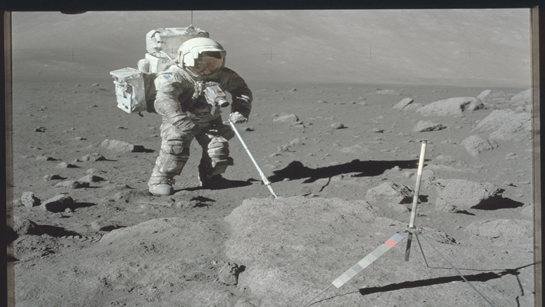 علماء يكشفون عُمر القمر.. بعد تحليل صخور جمعها رائدا فضاء عام 1972 12561
