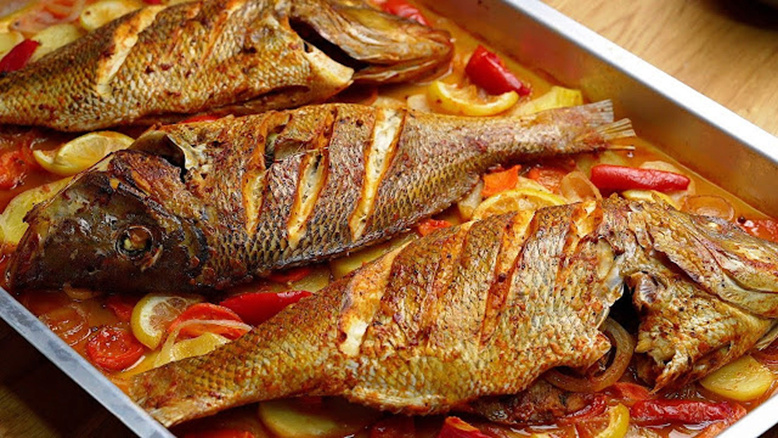سمك مشوي في الفرن بتتبيلة مميزة مع ارز السمك الاصفر والصوص المرافق 1267