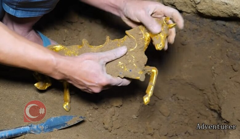 A metal detector device leads its owner to discover a statue of a golden horse weighing 10 kilograms 13-472