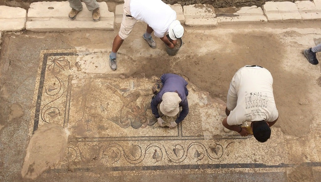 مرحاض أثري روماني اكتُشف مؤخراً، وُجد أنه يعج بالنكت القذرة 1372