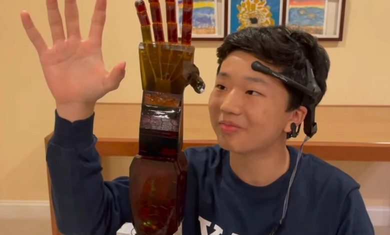 شاب أمريكي يخترع روبوت على شكل ذراع يتم التحكم فيه بقوة الفكر 1807