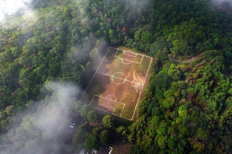 "تأتي إلى هنا كي تنسى همومك".. في المكسيك حفرة بركانية تتحوّل إلى ملعب فريد لكرة القدم 1829