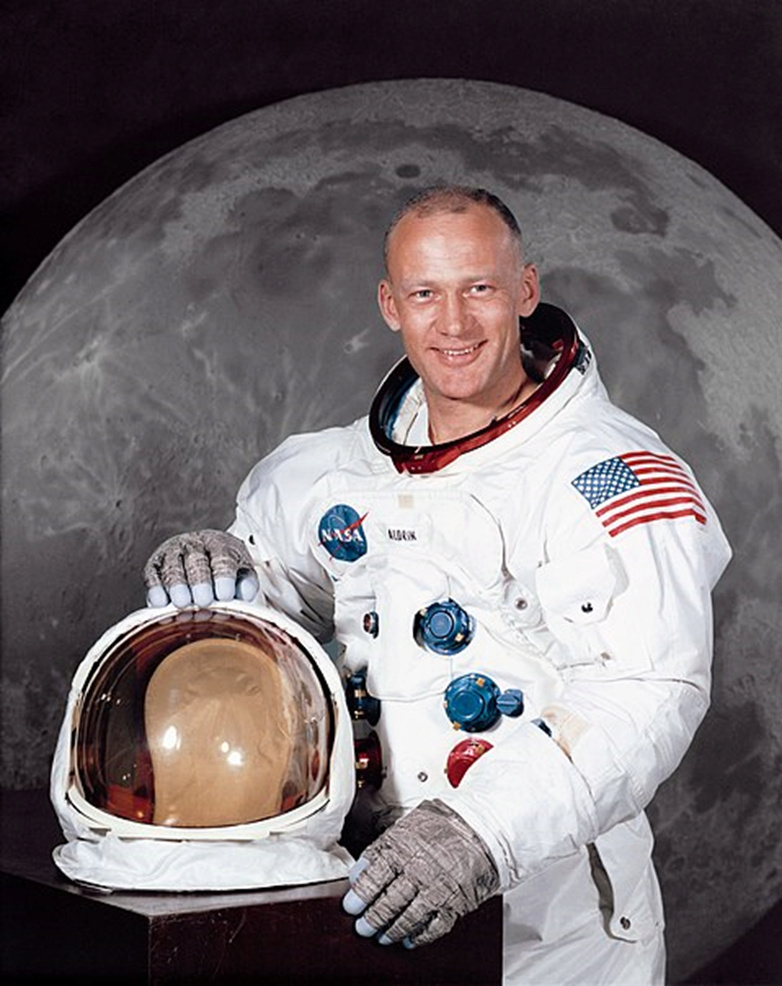 أشهر رواد الفضاء الذين ساروا على سطح القمر  2---22
