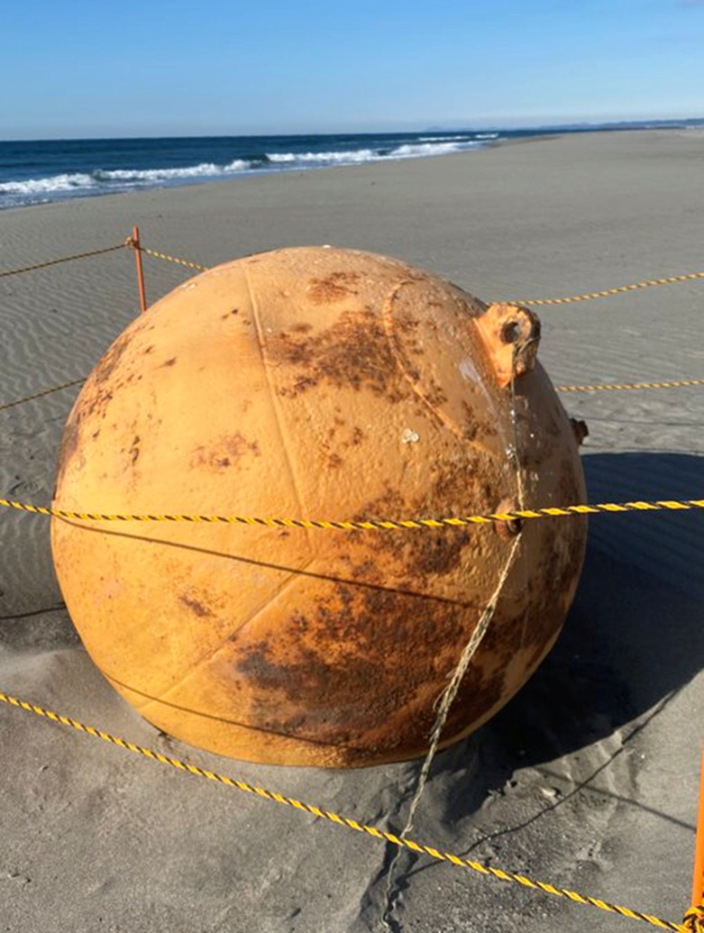 With a diameter of 1.5 metres...a mysterious iron ball was found washed away by the waves, and the surprise that put scientists in confusion was what was found inside it. 3-----57