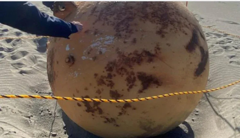 With a diameter of 1.5 metres...a mysterious iron ball was found washed away by the waves, and the surprise that put scientists in confusion was what was found inside it. 3-----93