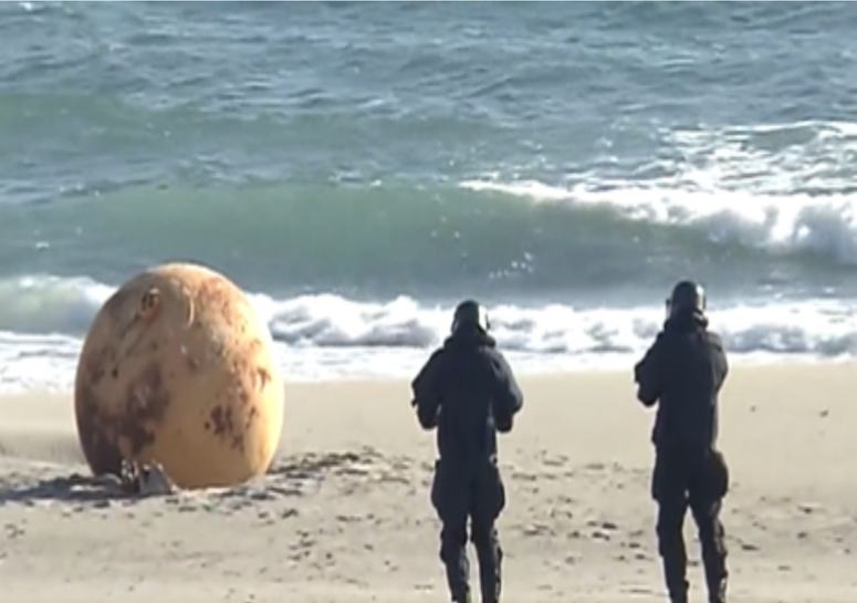 With a diameter of 1.5 metres...a mysterious iron ball was found washed away by the waves, and the surprise that put scientists in confusion was what was found inside it. 3-----94