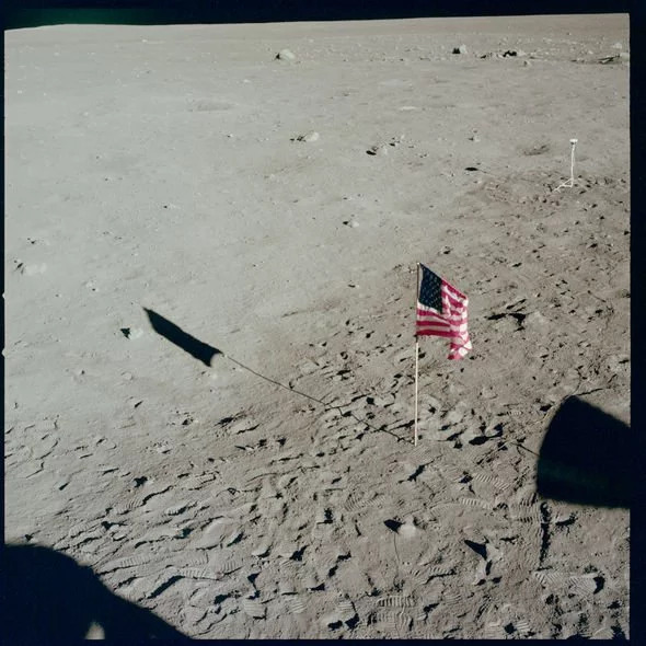 للمشككين ????، هكذا رفرف العلم الأمريكي على سطح القمر بدون هواء وبدون غلاف جوي! 40978