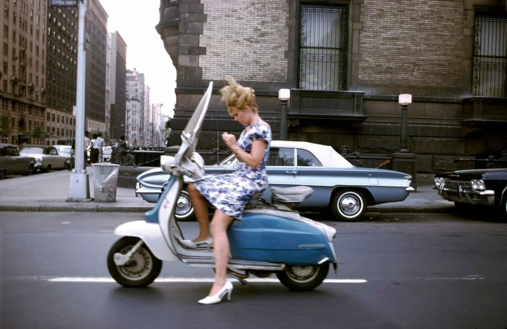 Rues fifties et sixties avec autos - 1950's & 1960's streets with cars - Page 7 42648410