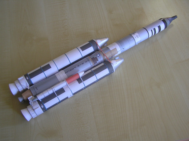 Lanceurs spatiaux: 16 : Delta IV 5M-4, 1/100, papier. P5270011