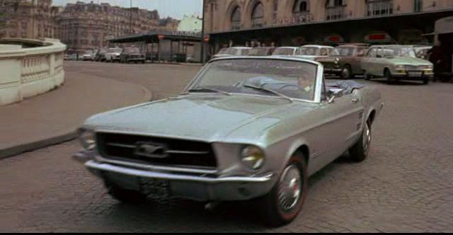 Une Mustang 1967 dans un film de 1971  "Deux enfants qui s'aiment (Friends)" I9657410