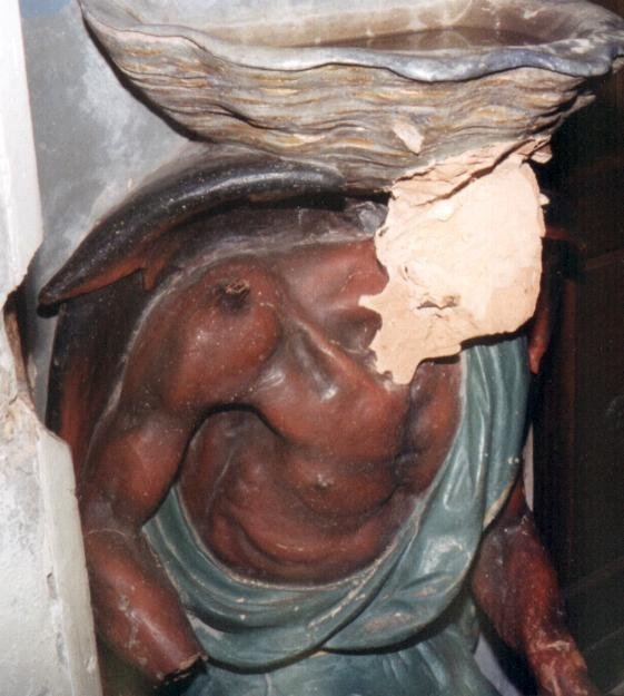 Elle décapite la statue du diable Asmodée-Rennes-le-Château Beniti10
