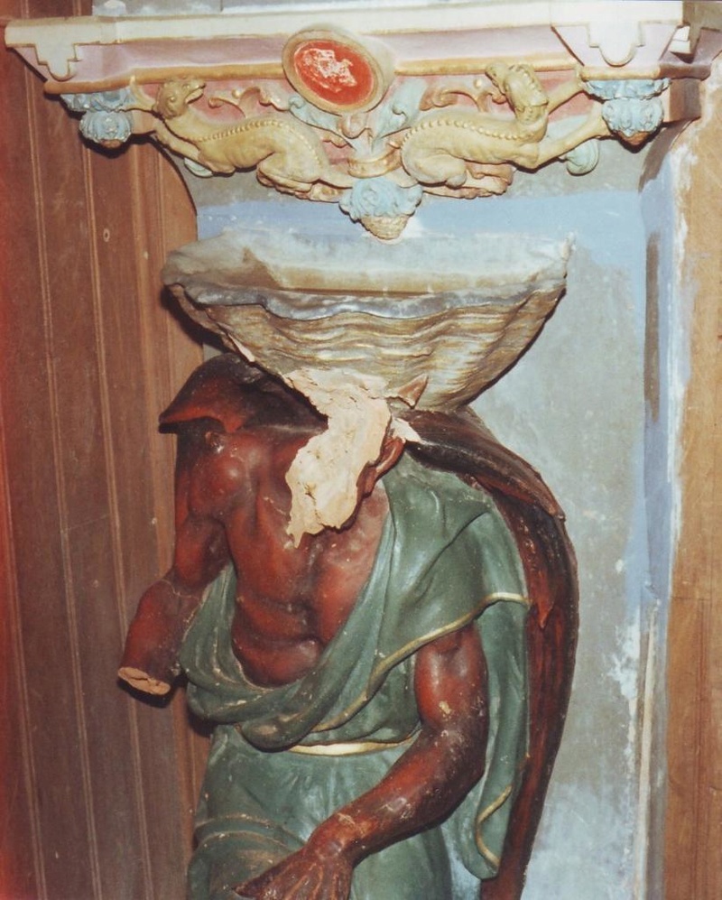 Elle décapite la statue du diable Asmodée-Rennes-le-Château Beniti11