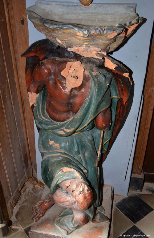 Elle décapite la statue du diable Asmodée-Rennes-le-Château Diable10