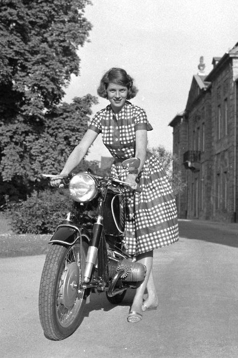 Babes & Bikes - Page 14 69d9b310