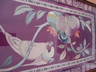 Tissu avec bordure et motif brodé style Art Déco Dsc09910