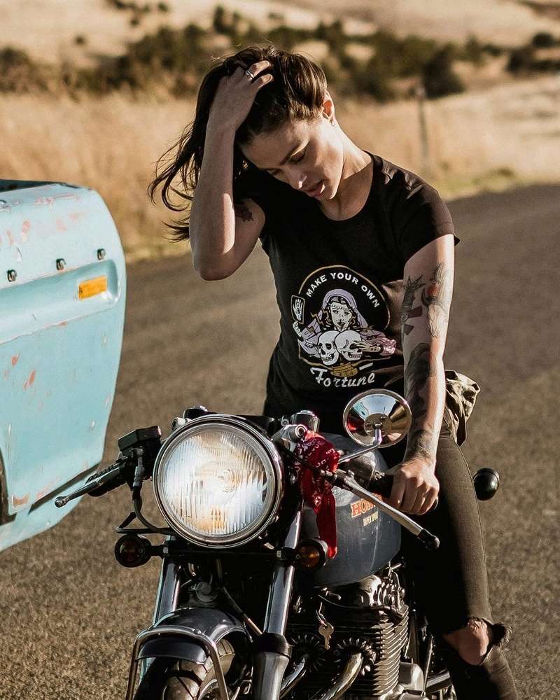 Babes & Bikes - Page 18 18319010