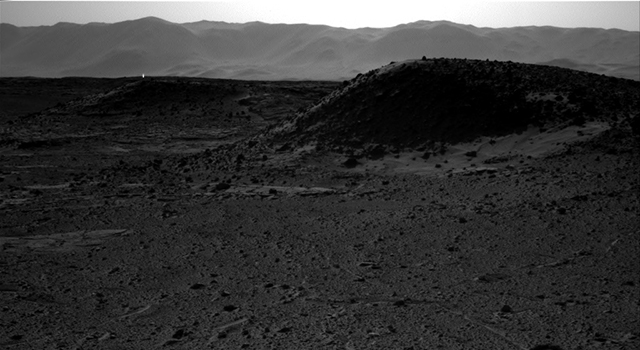 Sur Mars, Curiosity a photographié une étrange lumière Pia18010