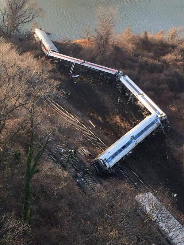 Un train de banlieue déraille à New York : quatre morts,des dizaines de blessés 118