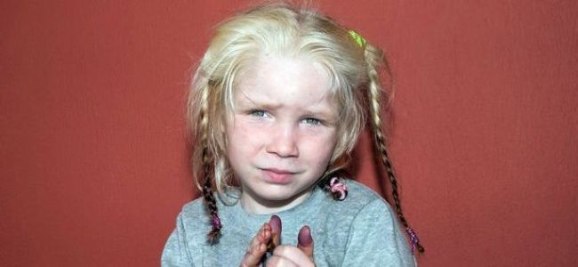 "L'ange blond",l'enfant mystère qui émeut la Grèce 32460310